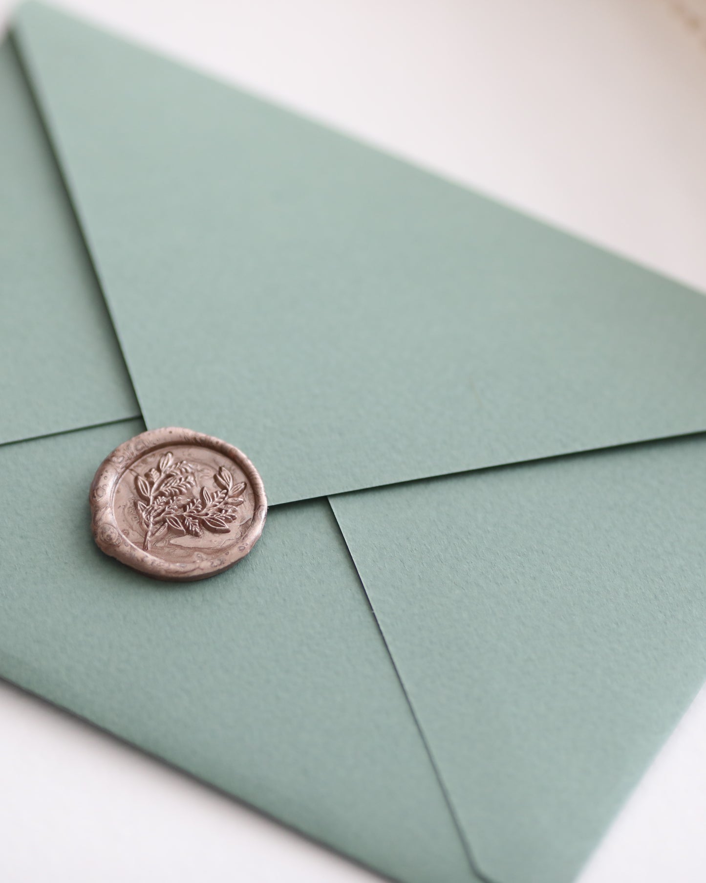 Sage green koverta